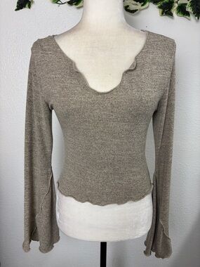 727 Joocy Babi Women’s Scalloped V-Neck Long Sleeve Top - Taupe. SzM